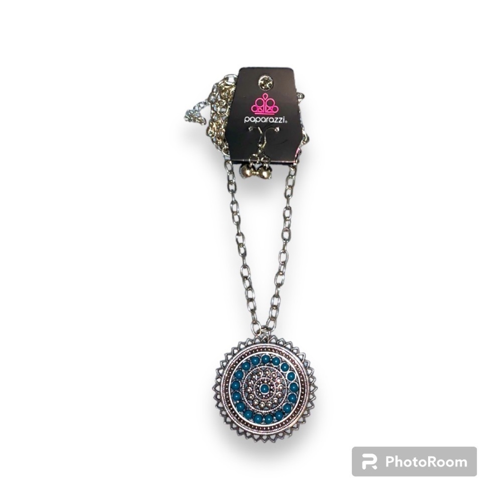 Paparazzi 2pc medallion necklace and earring set